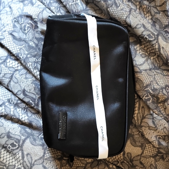 Chanel makeup bag - Picture 1 of 4